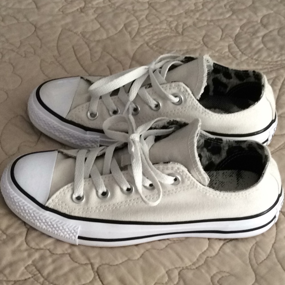 Converse ladies size 5. Never worn.